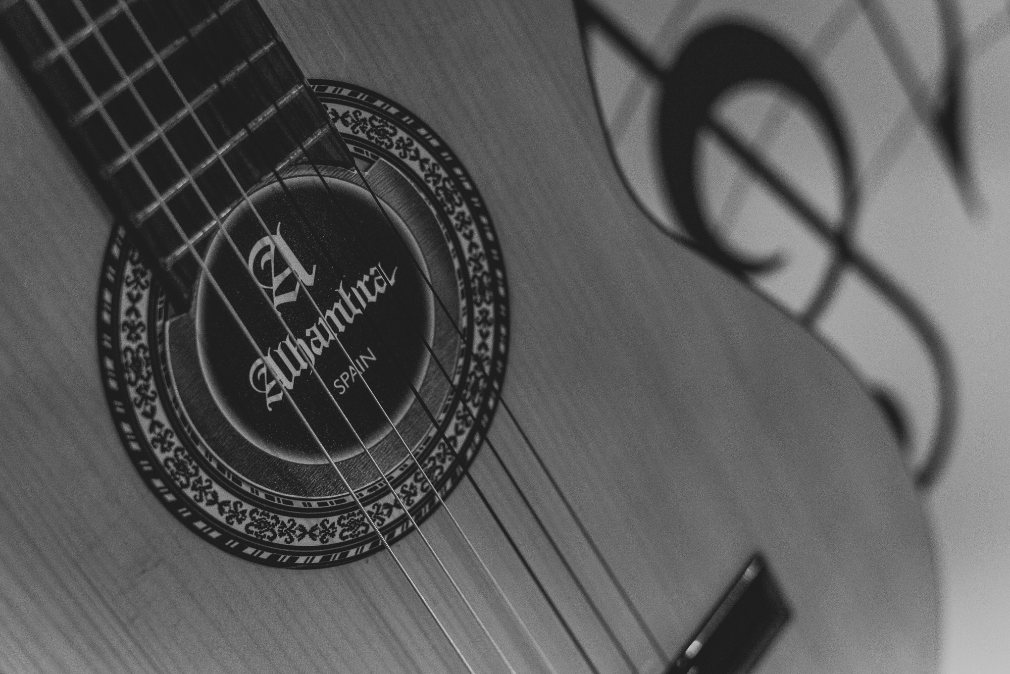 La guitarra española de Iván, foto tomada por el Fotógrafo de Bodas en Sevilla de Bodas con Arte.