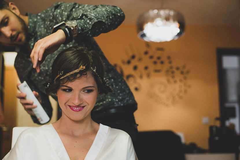 Novia siendo peinada en su gran día. Bodas con Arte, precios de reportajes de bodas.