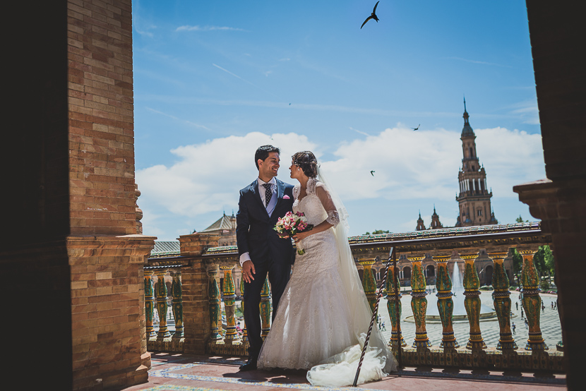 Pareja de recien casados en su reportaje de boda en la Plaza de España.
