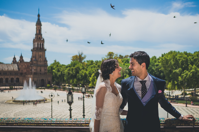 Saida e Iván en su reportaje de bodas en la Plaza de España en Sevilla.