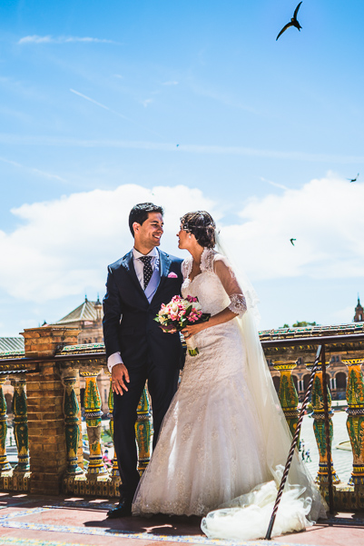 Una de las fotos de portada de Bodas con Arte, Saida e Iván en la Plaza de España en Sevilla.