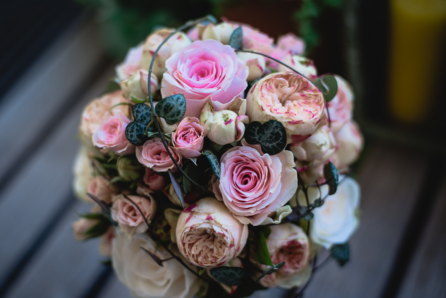 Una de las fotos de portada de Bodas con Arte, el ramo de novia de Claudia.