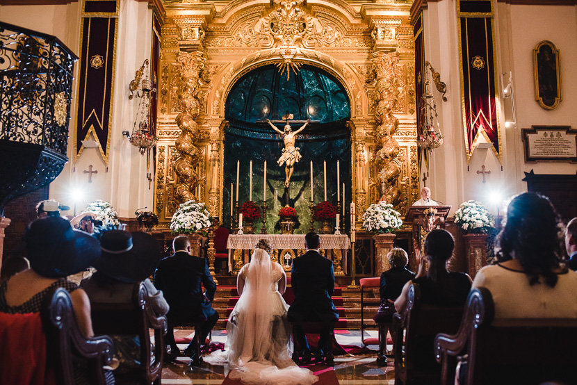 Pareja de novios casandose en su boda en la iglesia del cachorro en sevilla fotografiado por Bodas con Arte