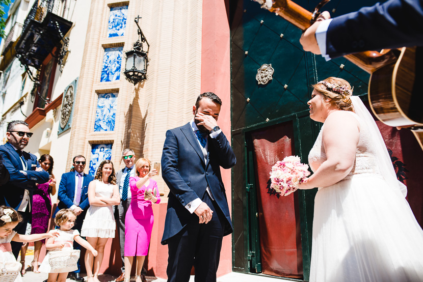 Novio llorando mientras su reciente esposa le canta en el dia de su boda en la iglesia del cachorro fotografiado por Bodas con Arte