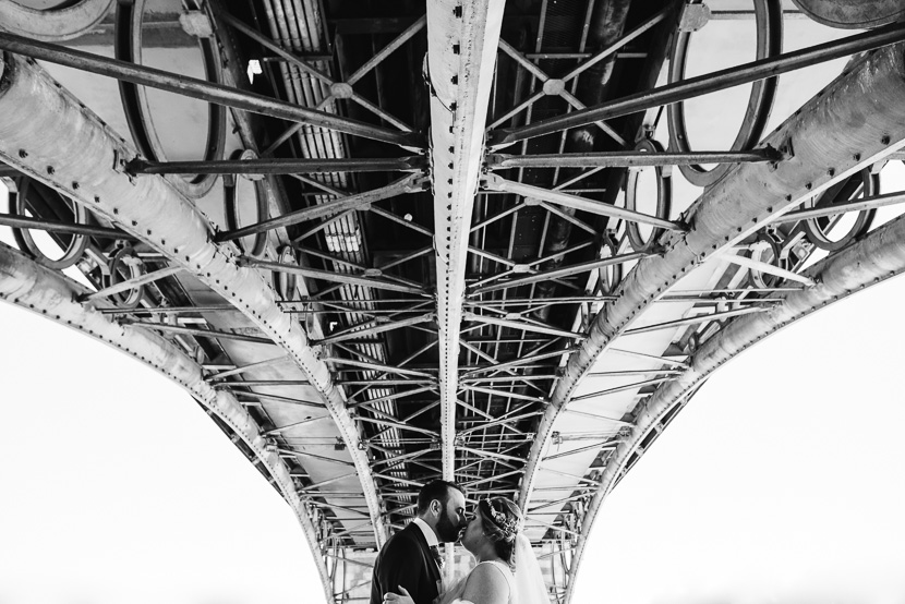 Recien casados besandose bajo el puente de isabel II (triana) fotografiado por Bodas con Arte