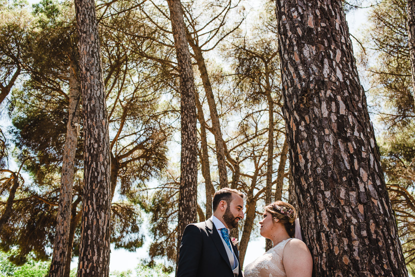 Recien casados posando en el pinar de manabran fotografiado por Bodas con Arte