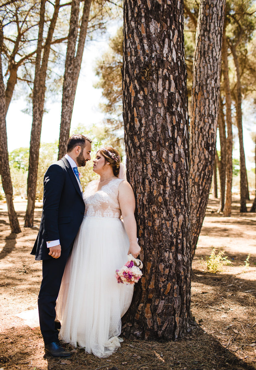 Pareja de recien casados posando en el pinar de manabran en marchena fotografiado por Bodas con Arte