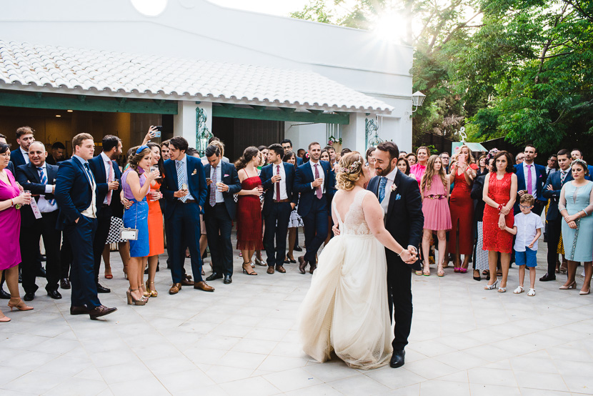 Recien casados en su primer baile de novios en el pinar de manabran fotografiado por Bodas con Arte