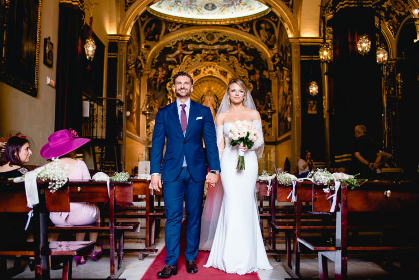 Pareja de Recien casados saliendo de la iglesia de los Negritos. Foto por Bodas con Arte, Fotógrafos de bodas en Sevilla