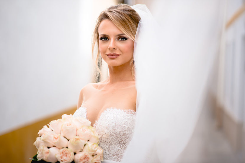 Guapa novia posando en su reportaje de exteriores. Foto por Bodas con Arte, Fotógrafos de bodas en Sevilla