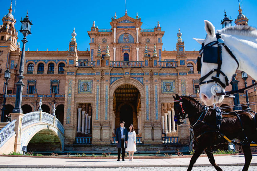 Pareja de Surcoreanos posando en la plaza de España. Foto por Bodas con Arte, Fotógrafos de bodas en Sevilla