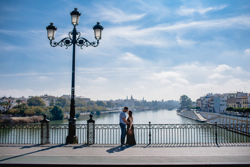 Pareja besandose en el puente de Triana (Isabel segunda). Foto por Bodas con Arte, Fotógrafos de bodas en Sevilla