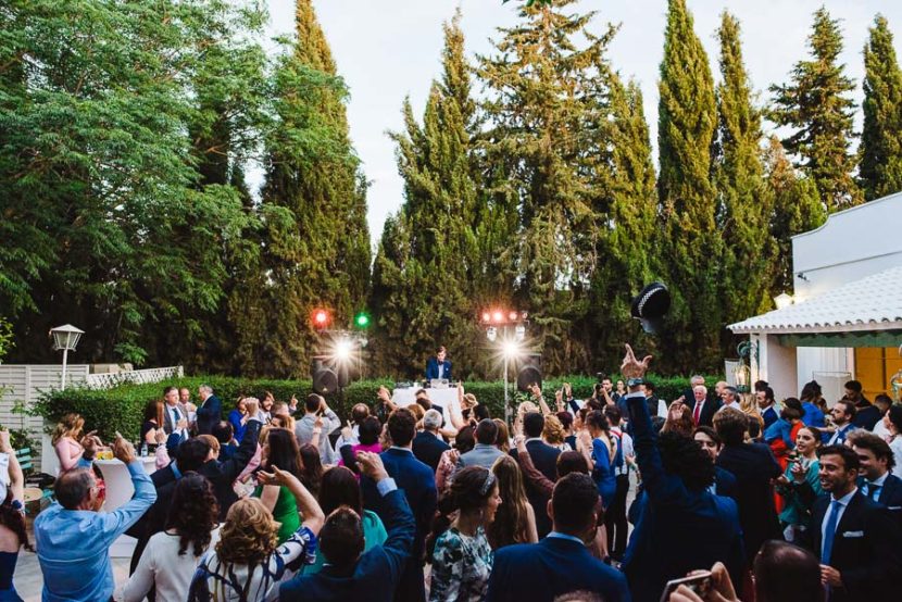 Celebracion de una barra libre el dia de la boda de unos novios. Foto por Bodas con Arte, Fotógrafos de bodas en Sevilla