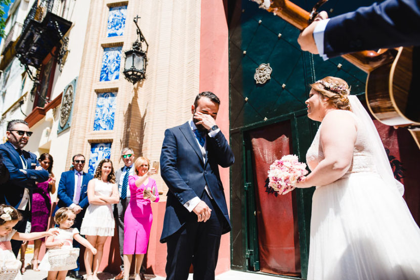 Novio llora mientras su esposa le canta. Foto por Bodas con Arte, Fotógrafos de bodas en Sevilla