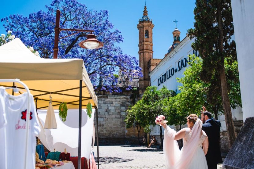 Pareja de recien casados paseando por los alrededores del castillo de san Jorge. Foto por Bodas con Arte, Fotógrafos de bodas en Sevilla