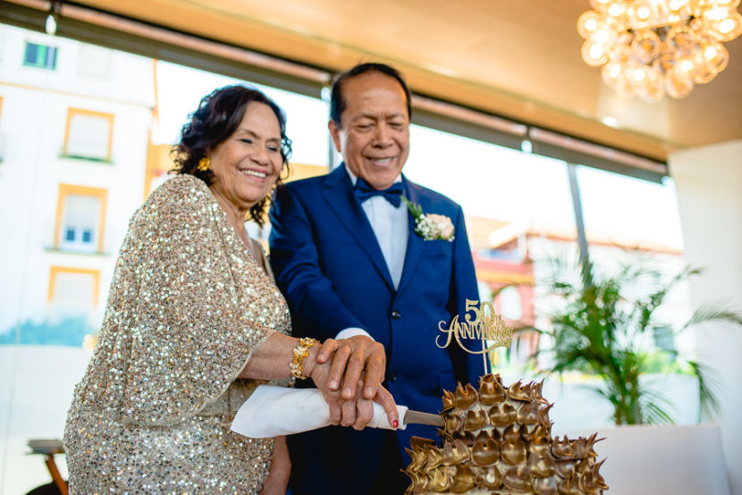 Pareja de ancianos cortando la tarta por la celebración de su boda de oro (50 años de casados). Foto por Bodas con Arte, Fotógrafos de bodas en Sevilla