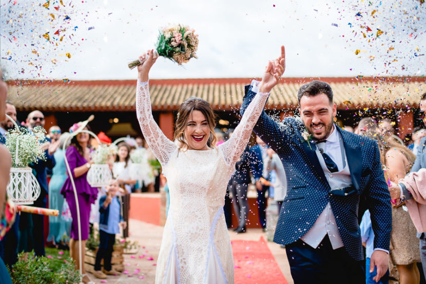 Pareja de recien casados celebrando su reciente matrimonio. Foto por Bodas con Arte, Fotógrafos de bodas en Sevilla