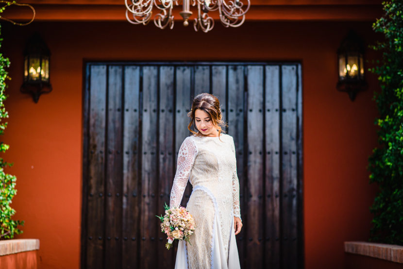 Novia posando con su ramo nupcial momentos despues de su matrimonio. Foto por Bodas con Arte, Fotógrafos de bodas en Sevilla