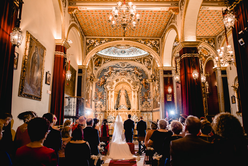 Vista general de la parroquia de San Roque de esta pareja de abogados en su Boda en la Hermandad de los Negritos en Sevilla, fotografía por Moisés García para Bodas con Arte, fotógrafo de bodas en Sevilla Este.