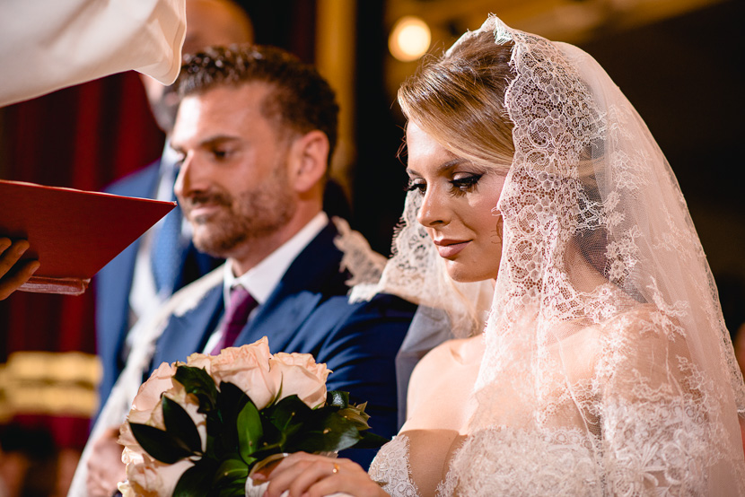 Pareja de abogados recien casados en una ceremonia religiosa en el dia de su Boda en la Hermandad de los Negritos de Sevilla, fotografía por Moisés García para Bodas con Arte, fotógrafo de bodas en Sevilla Este.